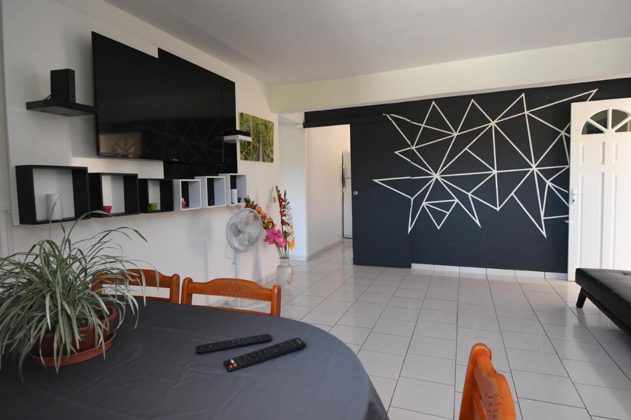 Chez Tatie-Clo Devient Gray Coconut Cake Villa Le Moule Exteriör bild