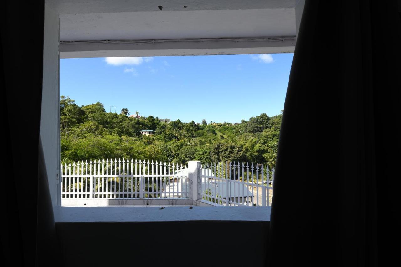Chez Tatie-Clo Devient Gray Coconut Cake Villa Le Moule Exteriör bild